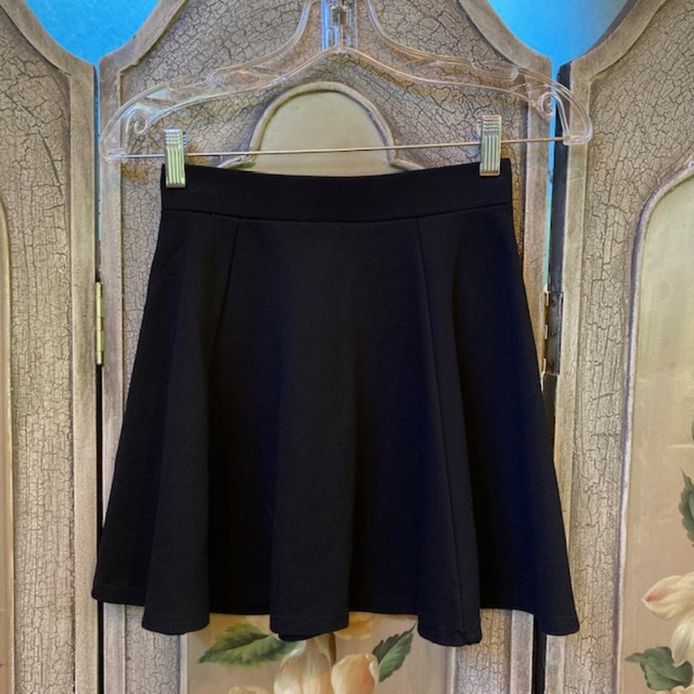 H & M DIVIDED girls black skirt